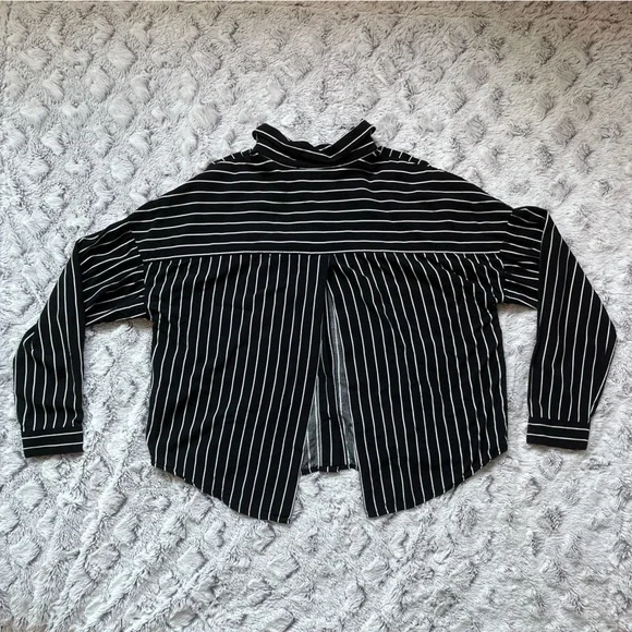 Forever 21 Women’s Small Black And White Stripped Cropped Button Up - Picture 2 of 5